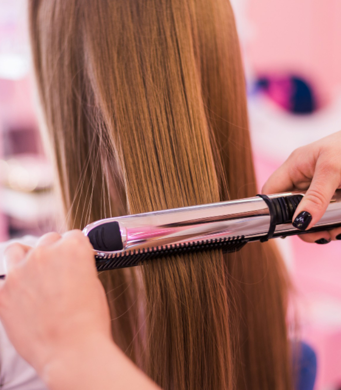 Lissage au fer sur cheveux longs au salon L’Atelier d’isa à Rodez