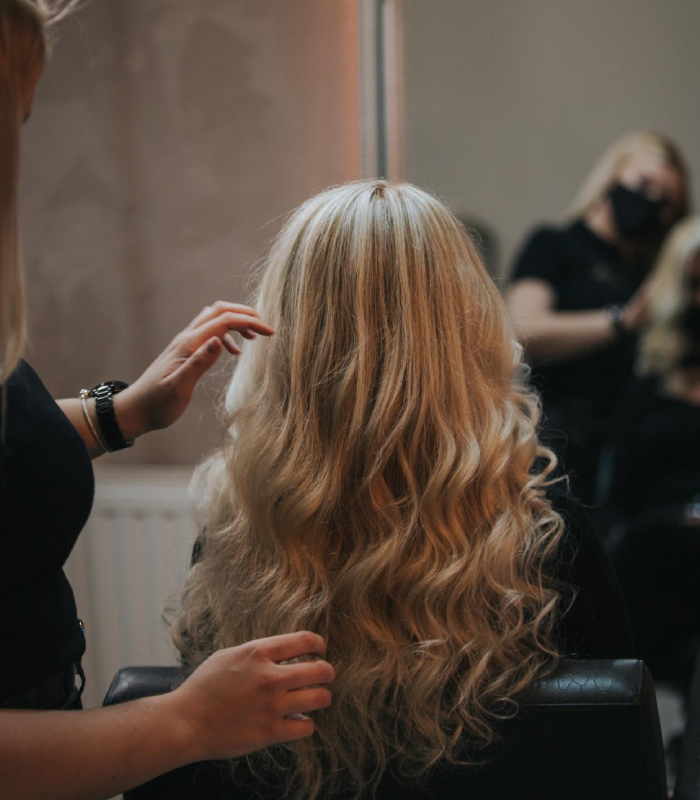 Mise en forme wavy et finition des boucles au salon L’Atelier d’isa à Rodez