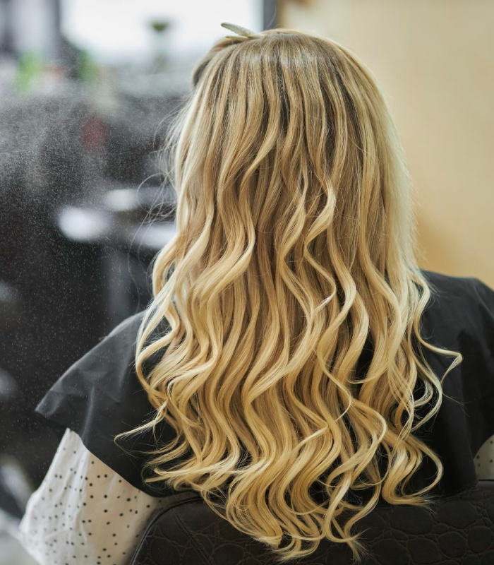 Coiffure wavy sur cheveux blonds au salon L’Atelier d’isa à Rodez